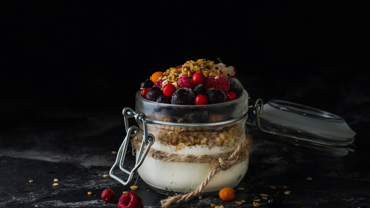 Overnight oats con frutos rojos en tarro