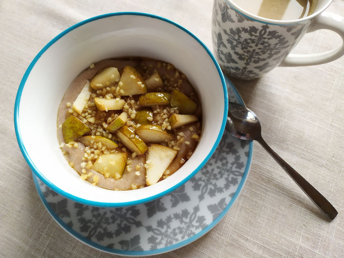 Bol de gachas de avena con manzana y canela