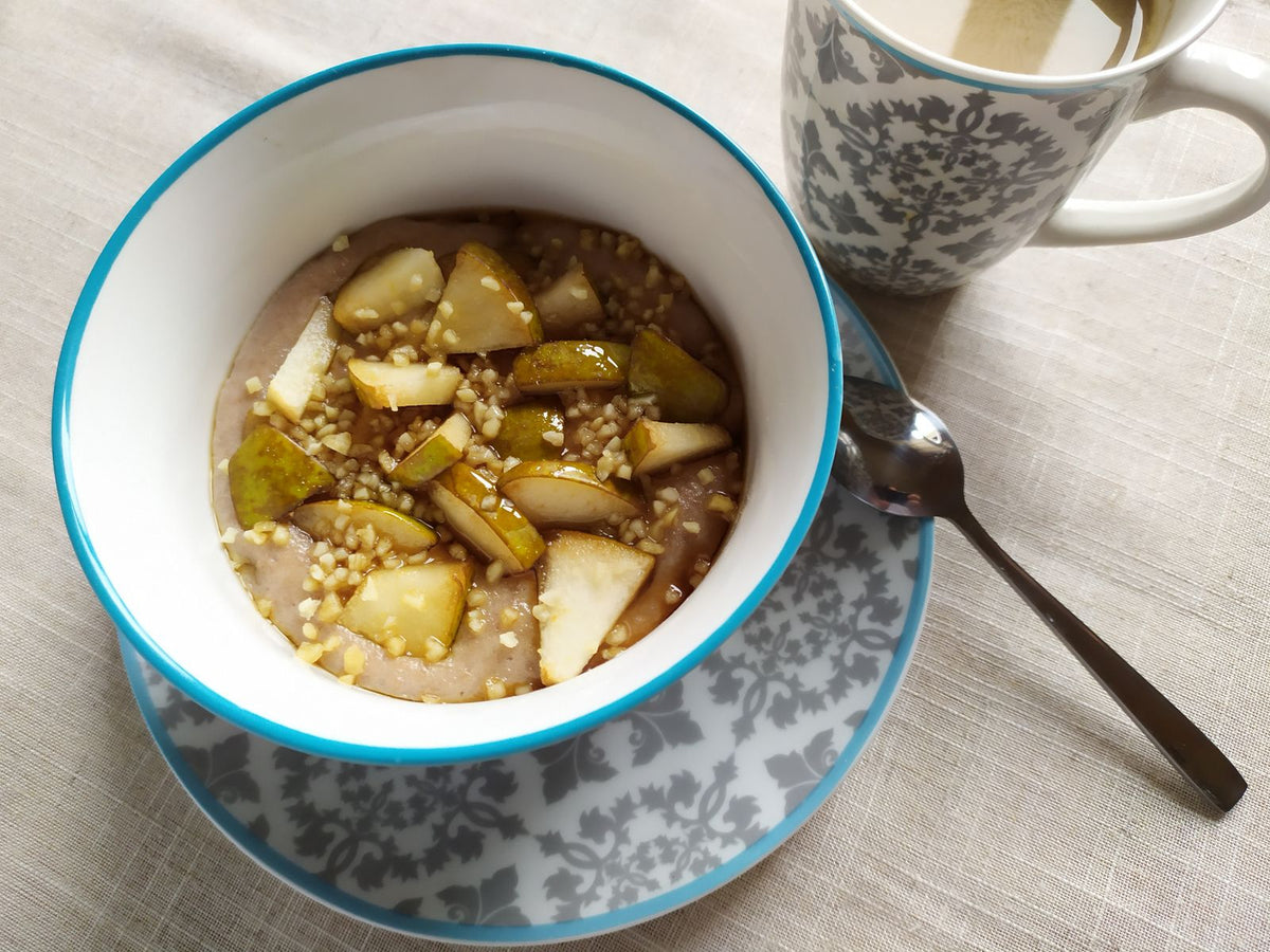 Bol de gachas de avena con manzana y canela