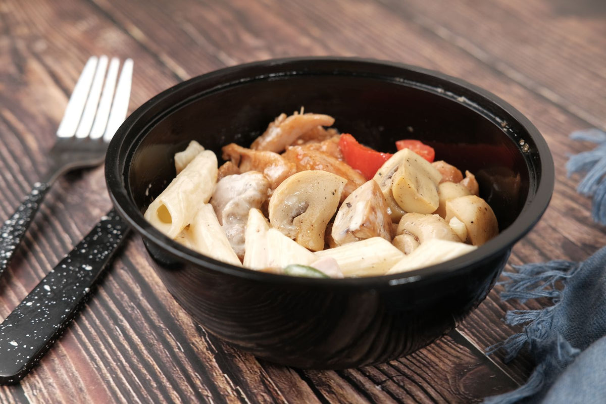 Plato de pasta con pollo y tomate