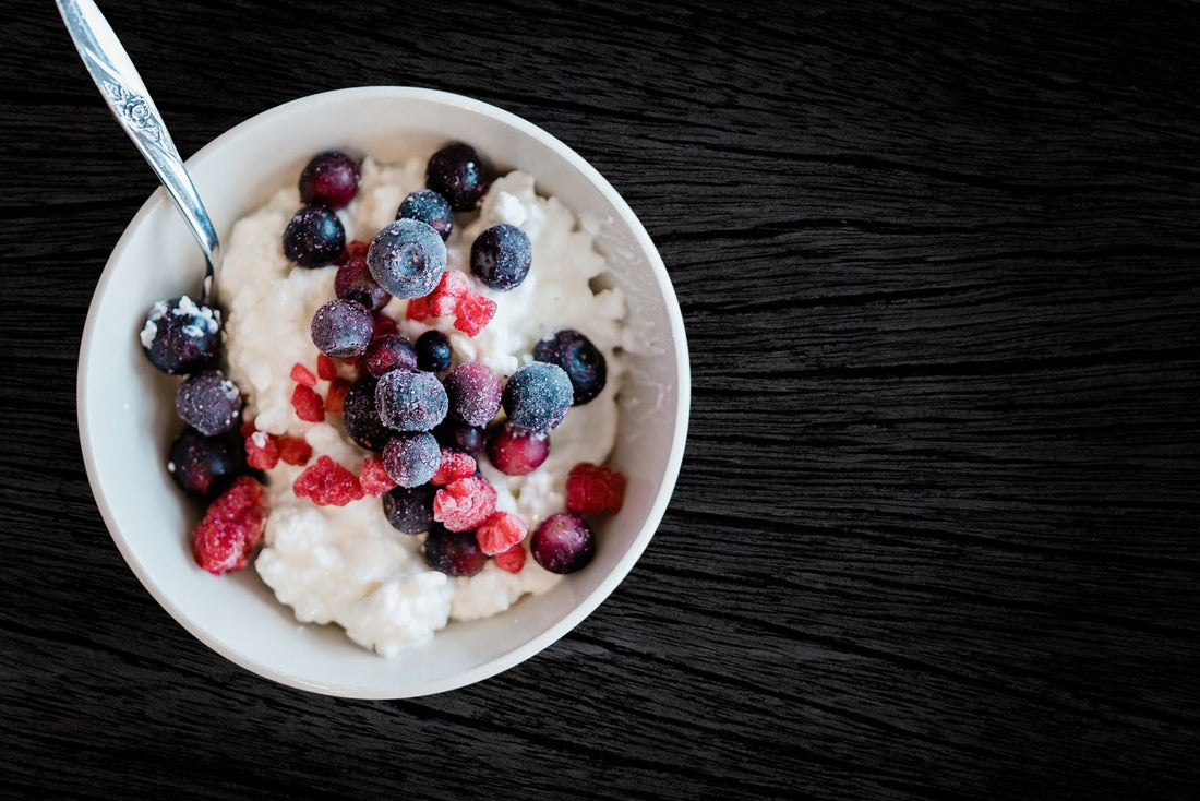 Bowl de queso batido con fruta