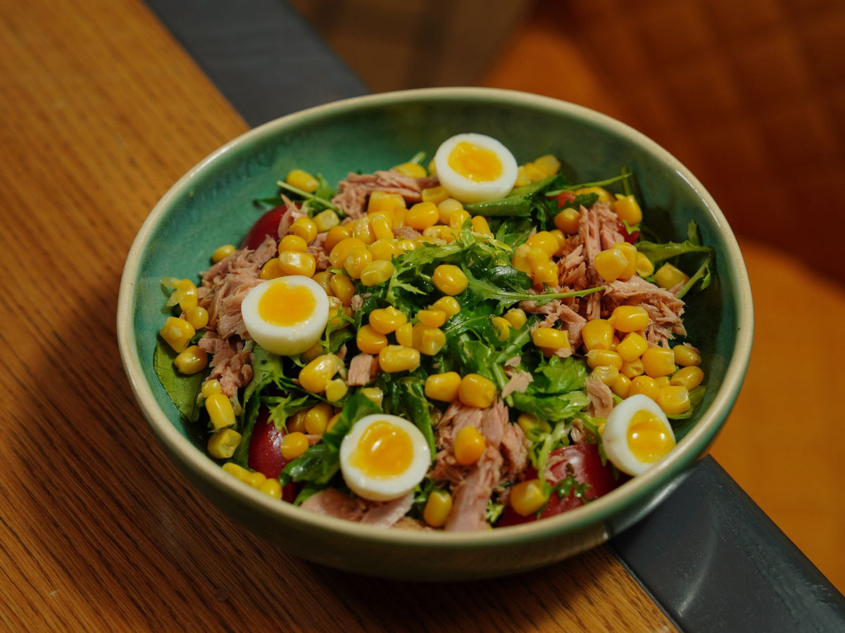 Ensalada de atún con huevo y verduras
