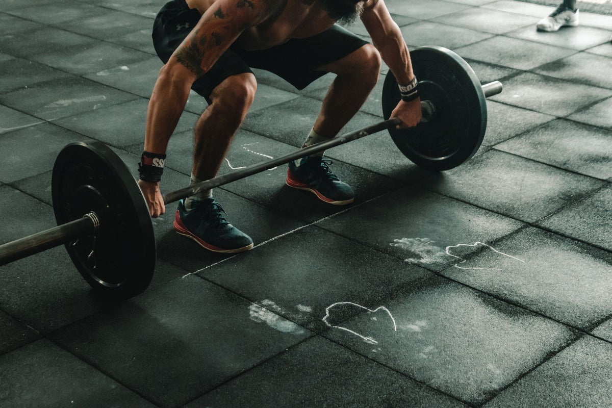 Atleta preparando un peso muerto