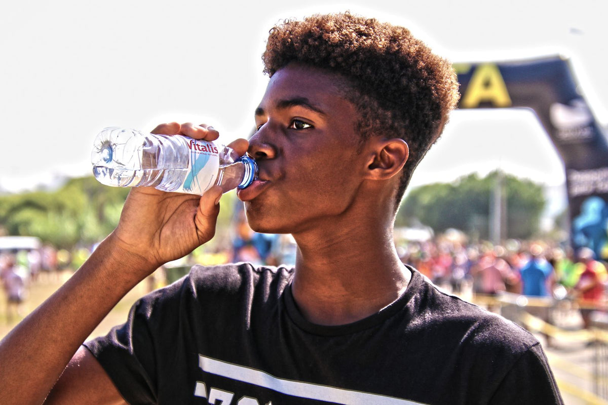 Deportista bebiendo agua