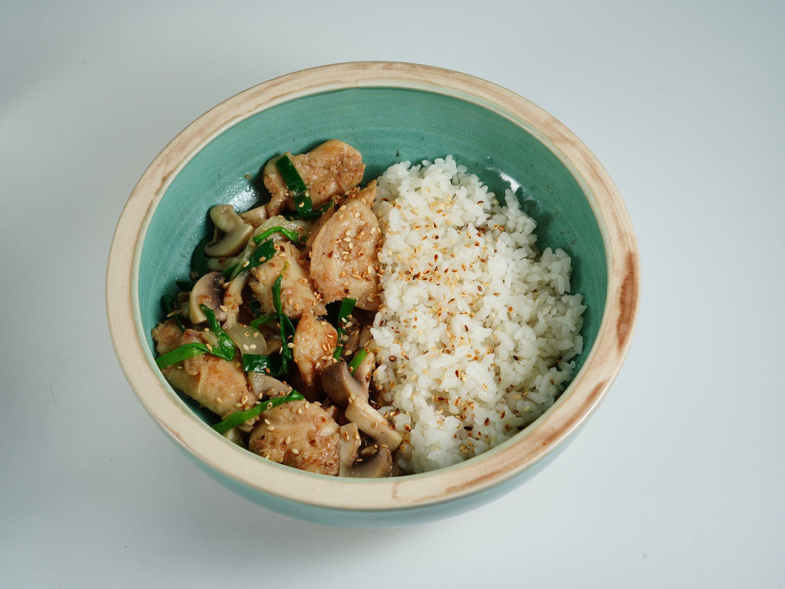 Bowl de arroz con pollo y verduras