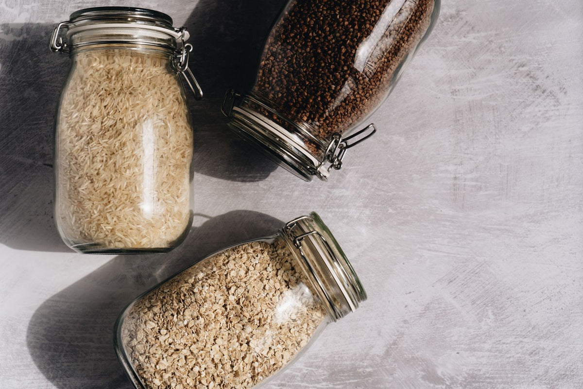 Despensa con tarros de avena y legumbres