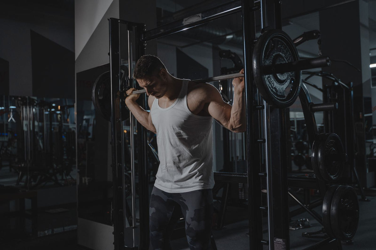 Sentadilla con barra en el gimnasio