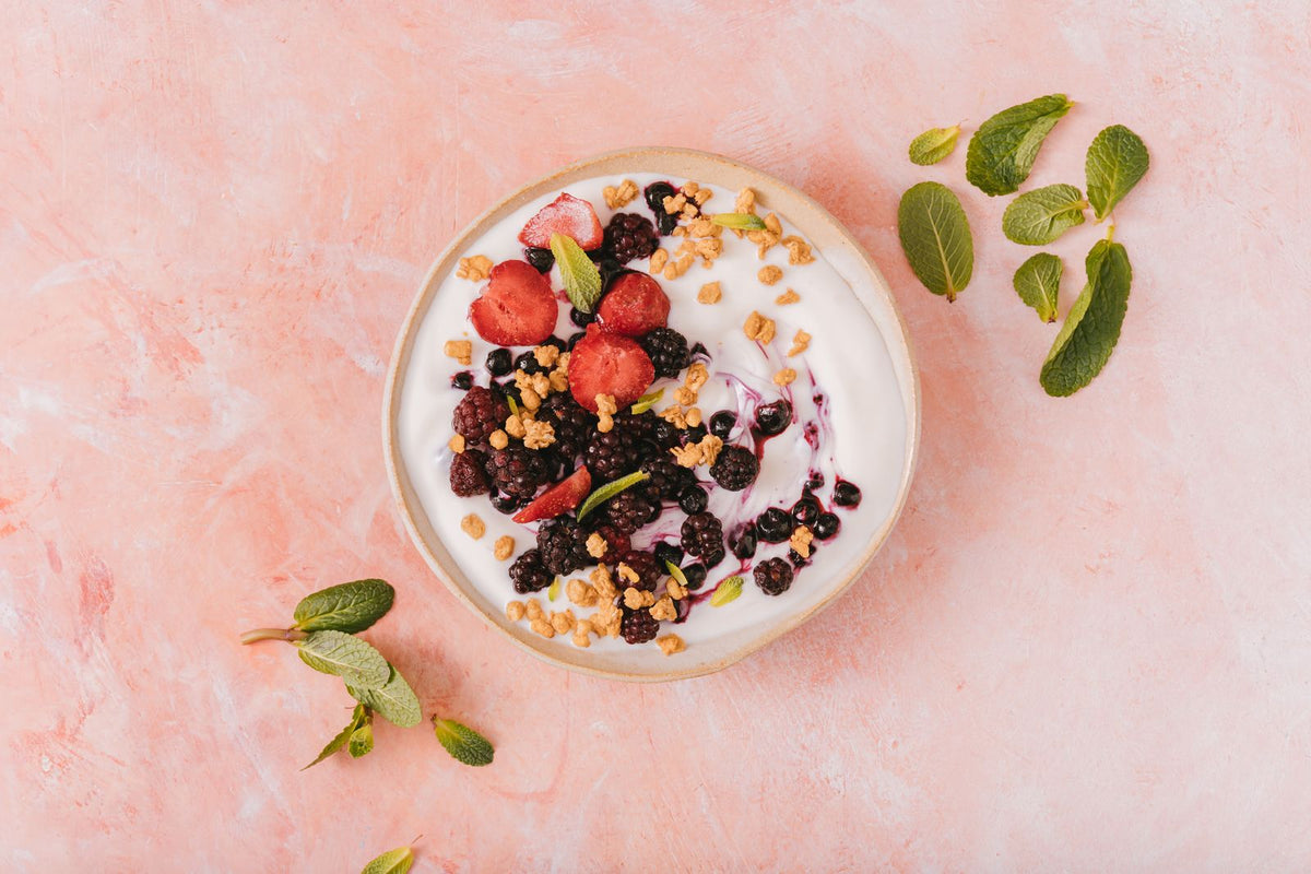 Bowl de yogur con frutos rojos y granola