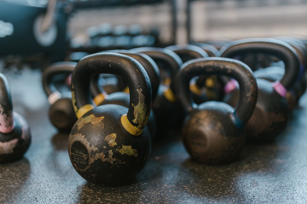 Entrenamiento con kettlebell en un box de CrossFit