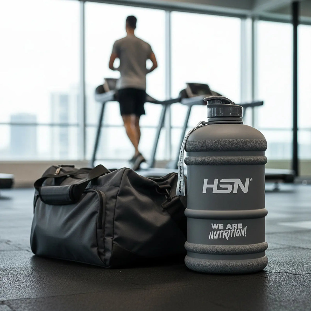 Bidón grande HSN gris en uso