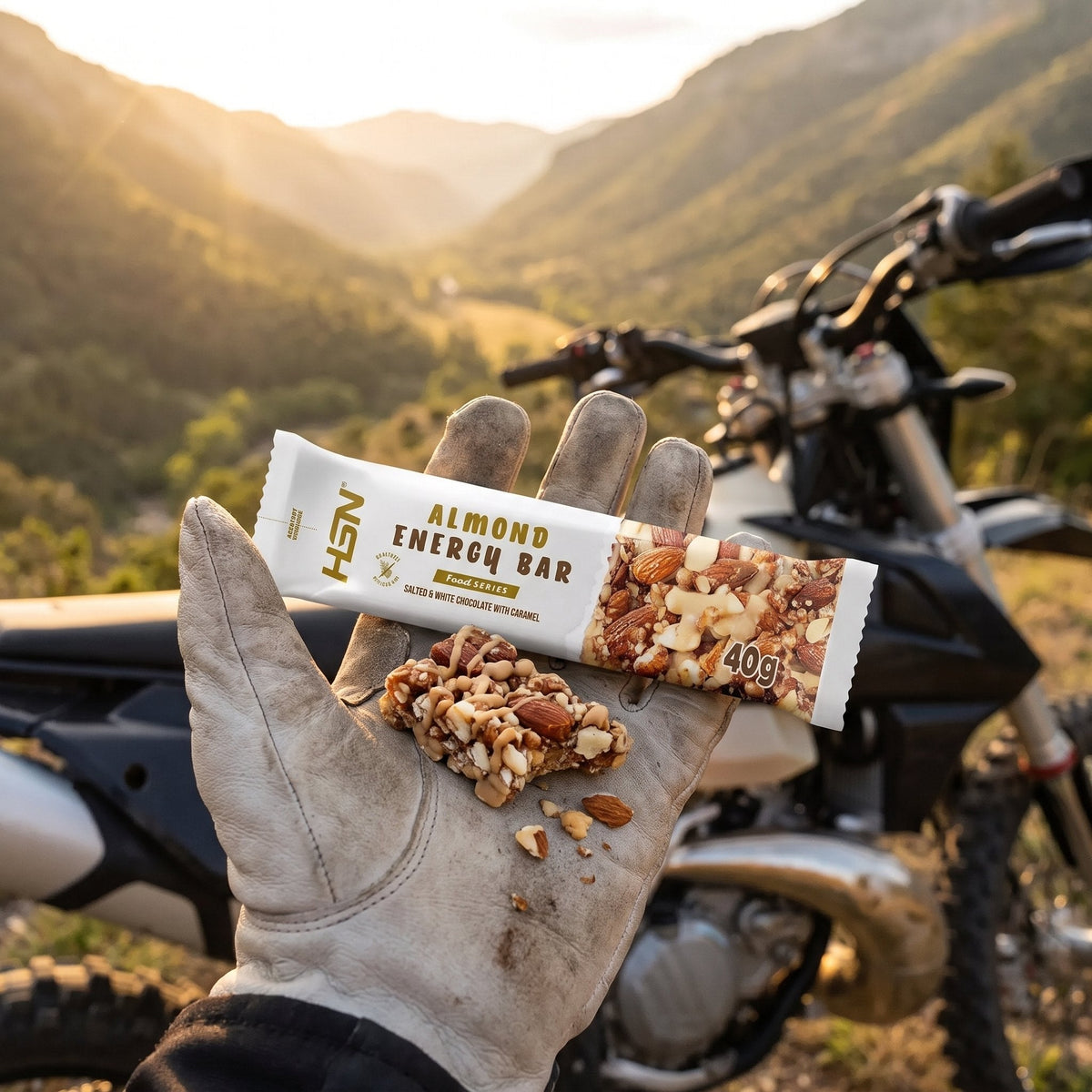Almond energy bar en el guante de un piloto durante una parada de la ruta