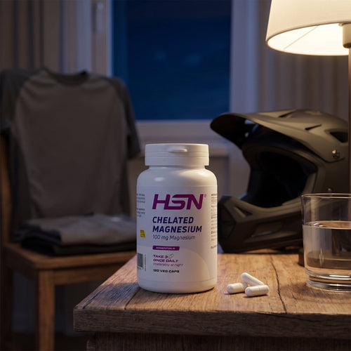 Bisglicinato de magnesio 100 mg HSN en la mesilla de noche con tres cápsulas