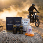 Pack RUTA: los cuatro Evolytes, los dos magnesios y el pastillero sobre una roca junto a una pista de enduro