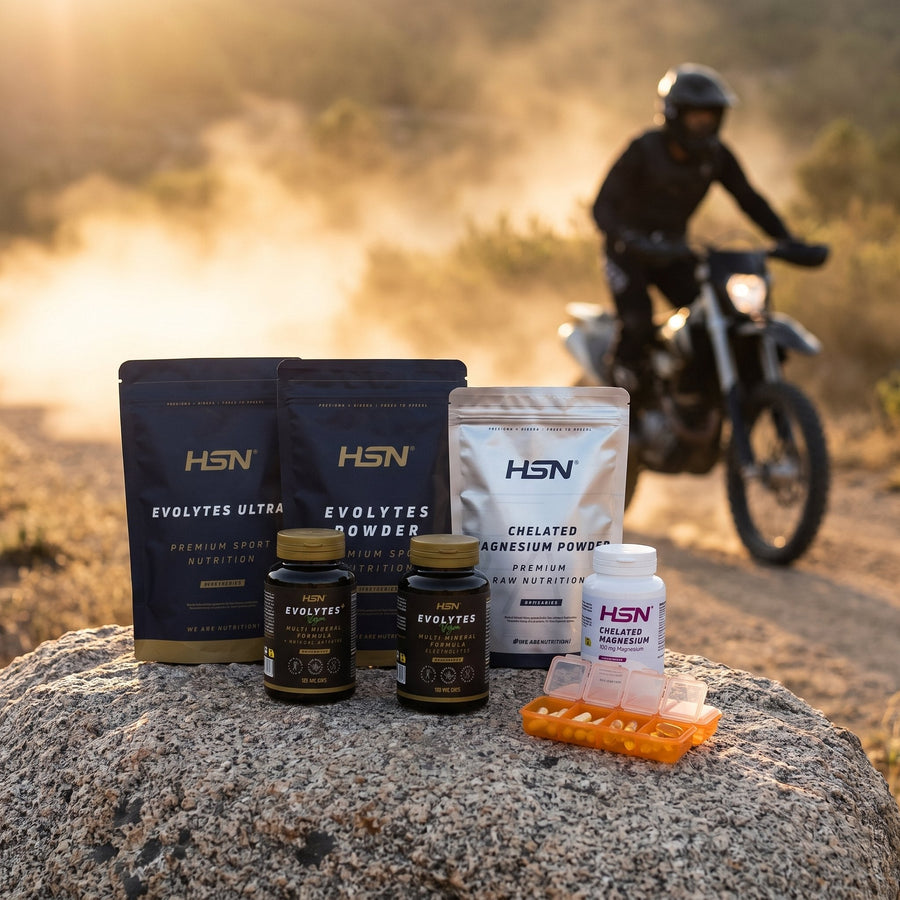 Pack RUTA: los cuatro Evolytes, los dos magnesios y el pastillero sobre una roca junto a una pista de enduro