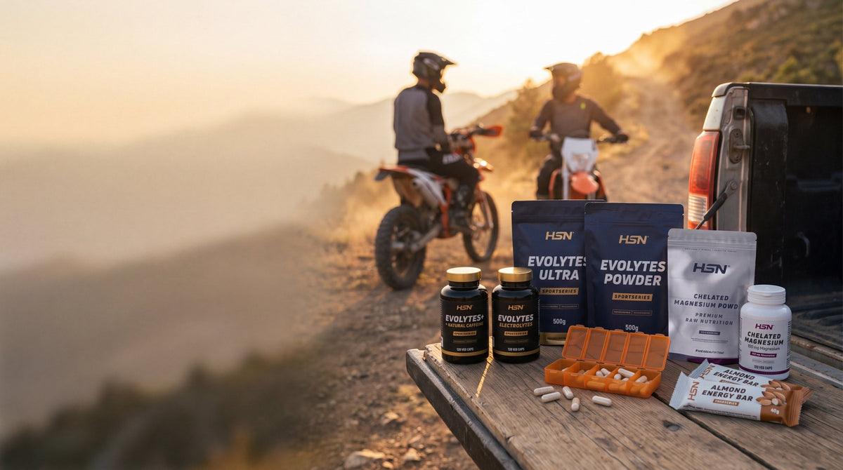 Kit de suplementación de enduro en el portón de una camioneta con dos pilotos al fondo