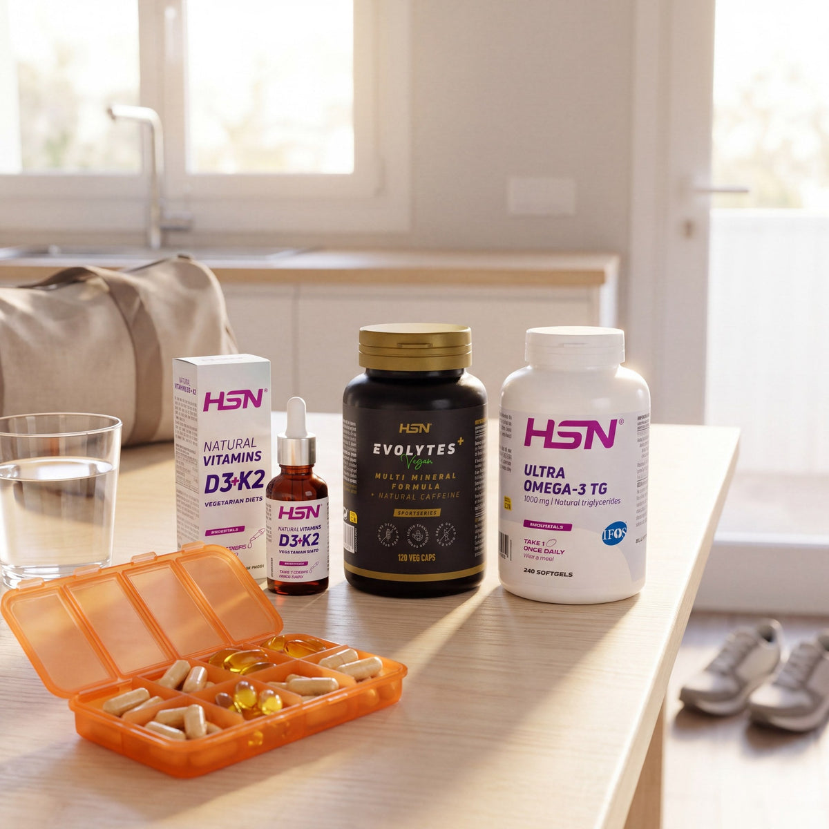 Pack Energía Diaria: Evolytes plus+, vitaminas D3+K2, Ultra omega-3 y el pastillero de regalo sobre la mesa del desayuno