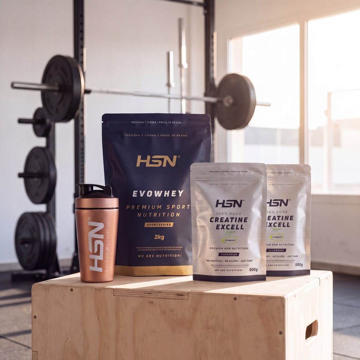 Pack Iniciación: Evowhey 2 kg, dos bolsas de creatina Creapure de 500 g y el shaker de acero de regalo, en un gimnasio