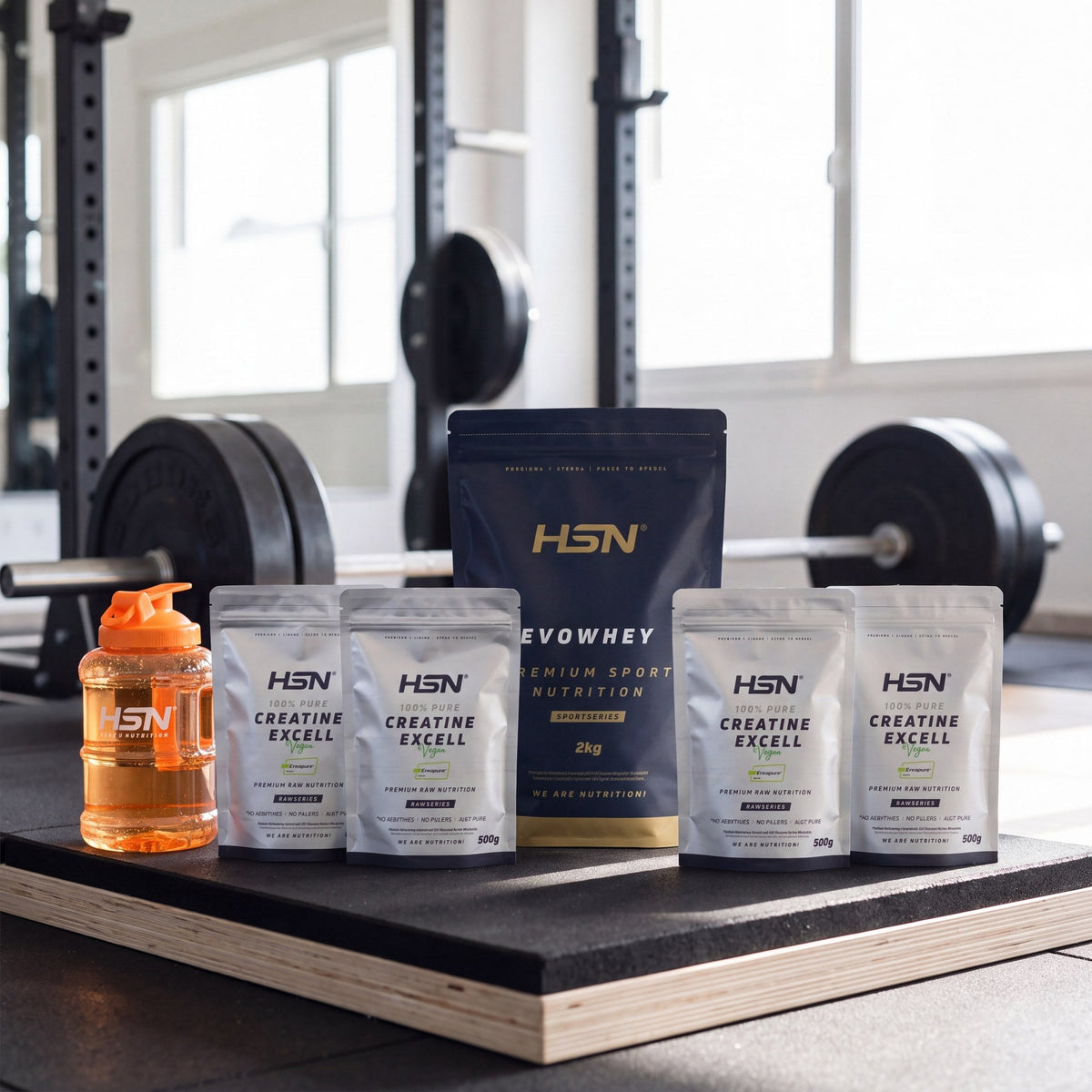 Pack PRO: Evowhey 2 kg, cuatro bolsas de creatina Creapure de 500 g y el bidón de 1,5 L de regalo, en una sala de fuerza